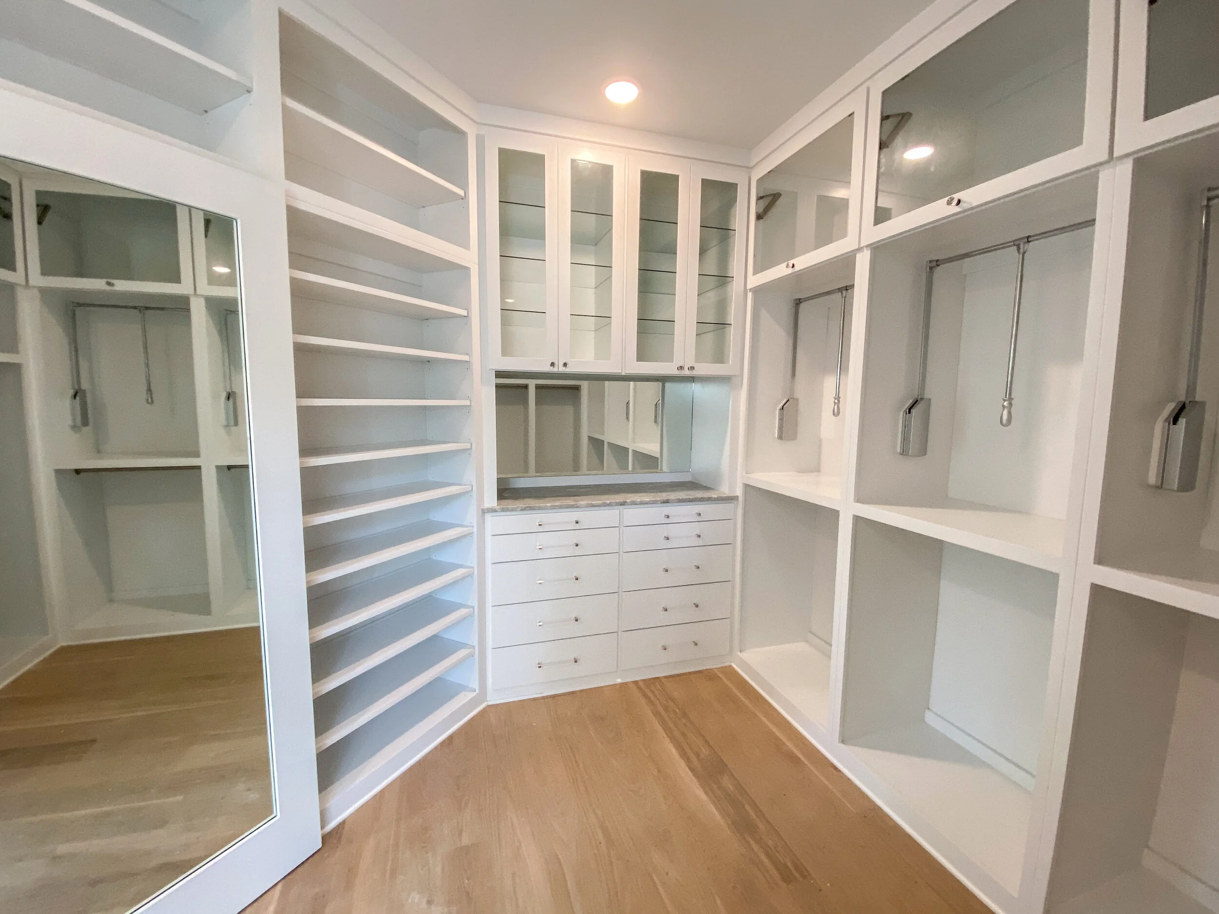 https://images.squarespace-cdn.com/content/v1/57bc50fad1758ec6f14281ef/1620059642405-WSXZORH2NE6SJZ5FN14L/master-walk-in-closet